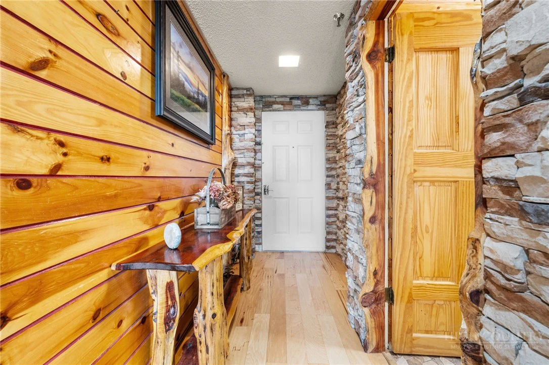 Image number 21 for the current listing