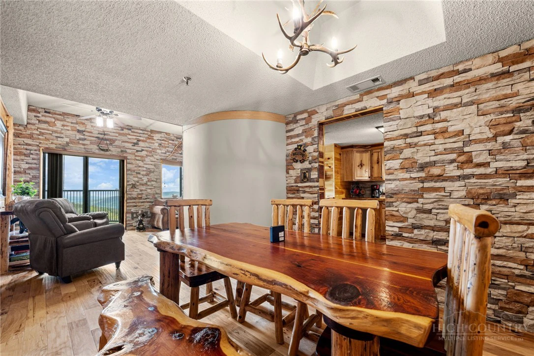 Image number 15 for the current listing