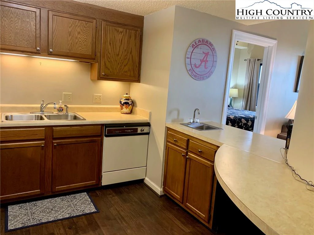 Image number 10 for the current listing