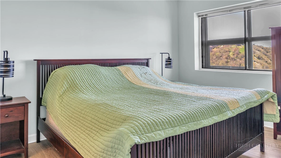 Image number 9 for the current listing