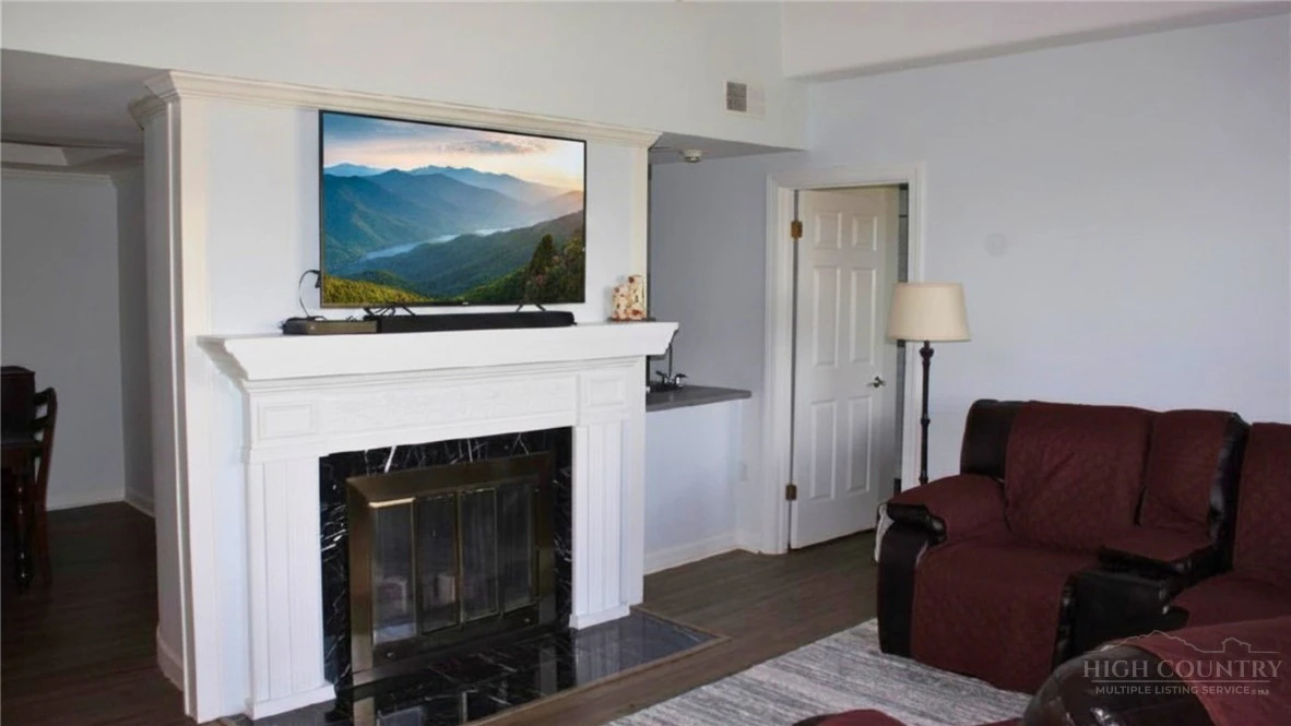 Image number 5 for the current listing