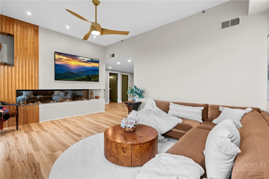 Image number 1 for the current listing