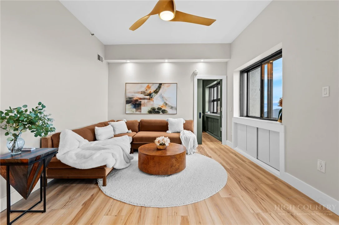Image number 6 for the current listing