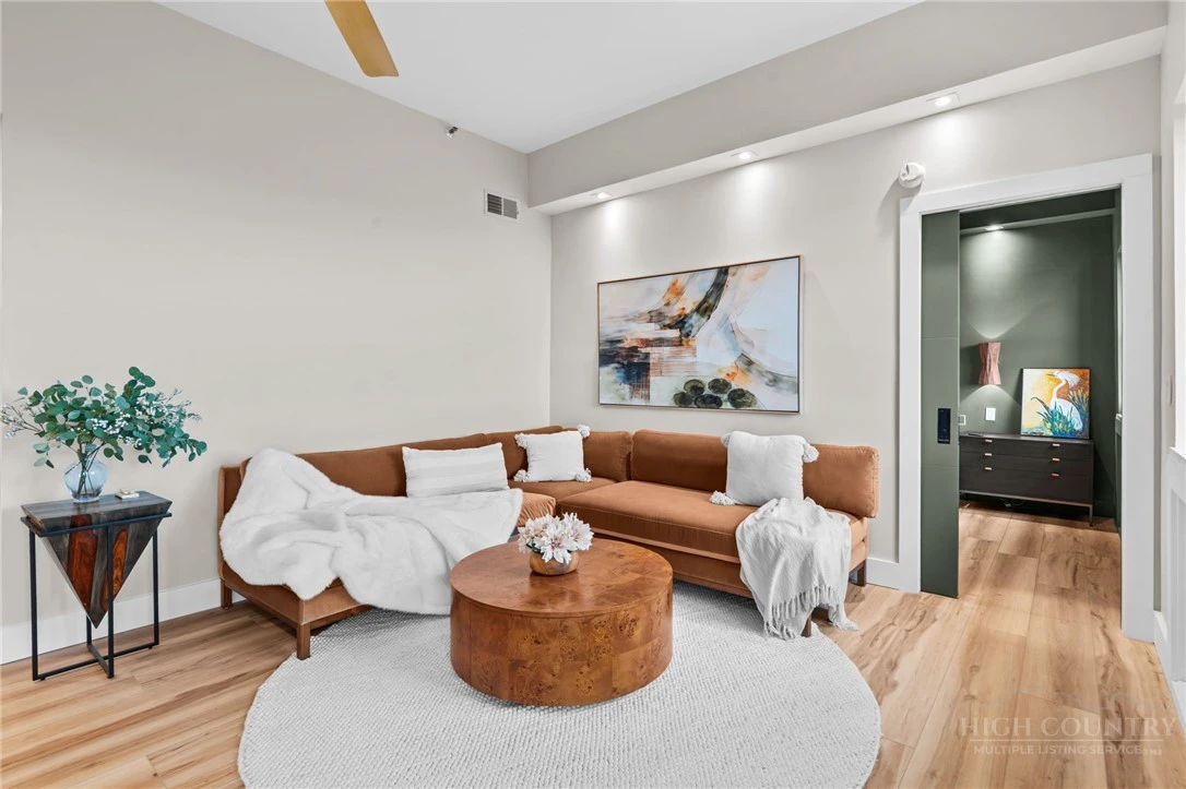 Image number 7 for the current listing