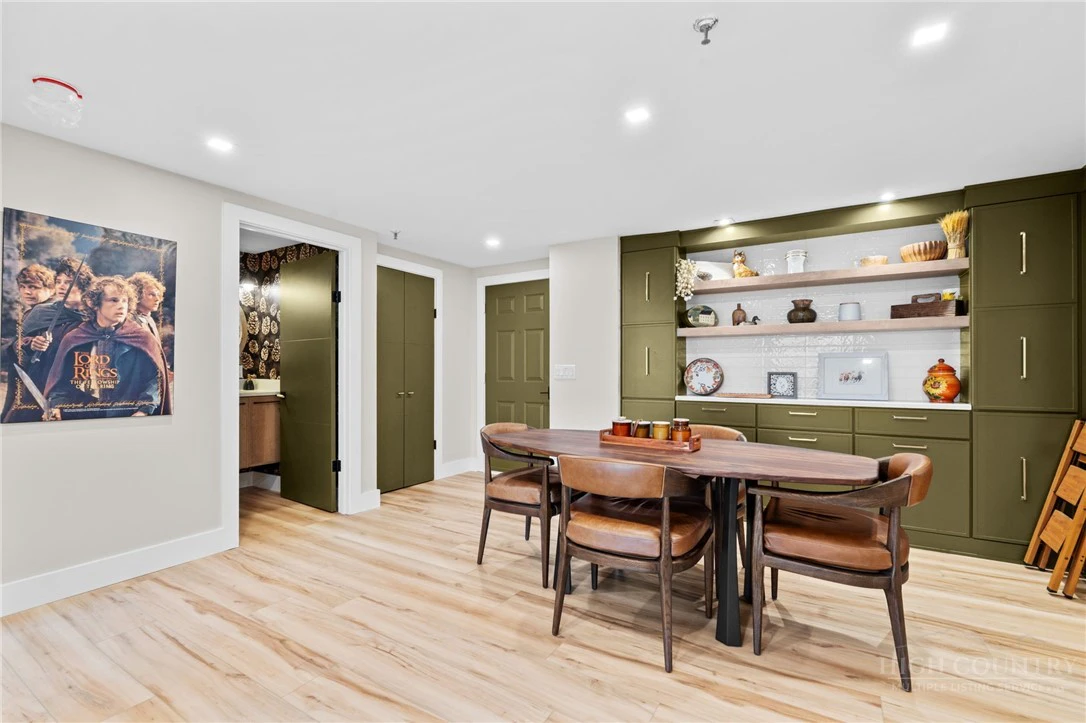 Image number 9 for the current listing