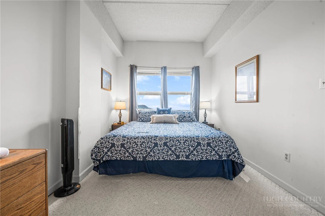 Image number 19 for the current listing