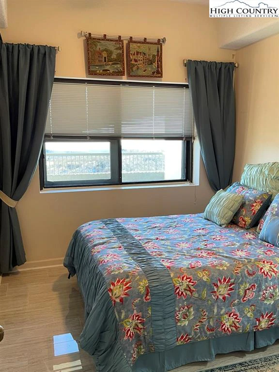 Image number 2 for the current listing