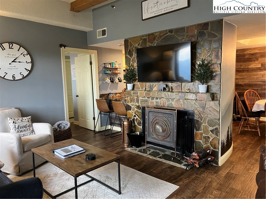 Image number 2 for the current listing