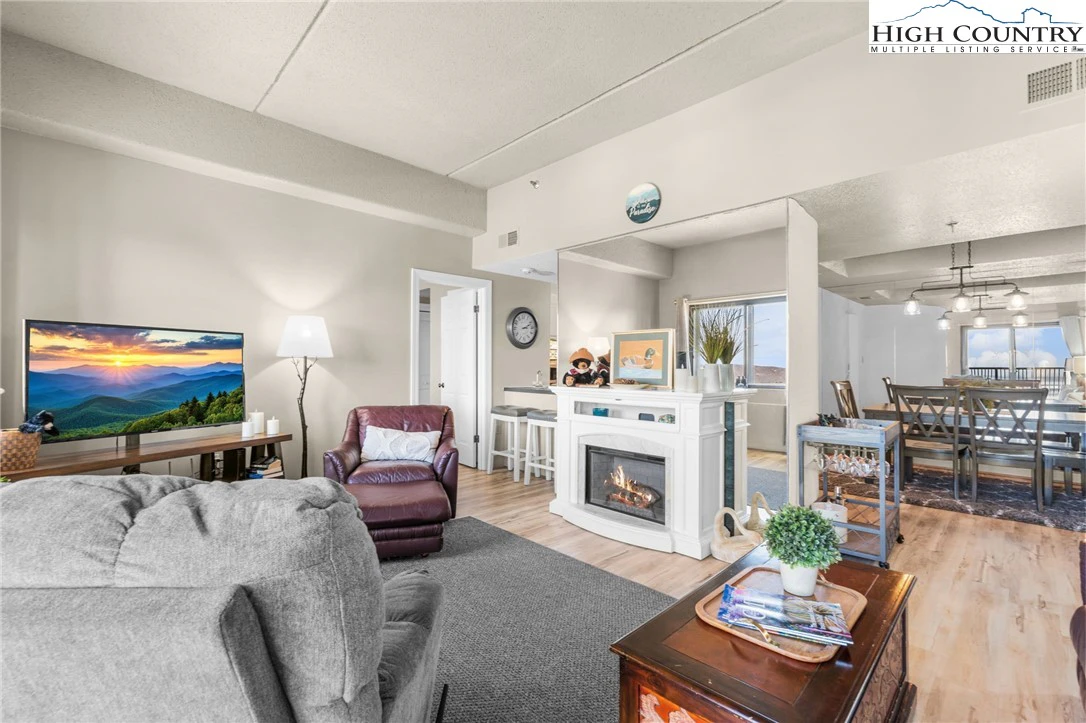 Image number 1 for the current listing