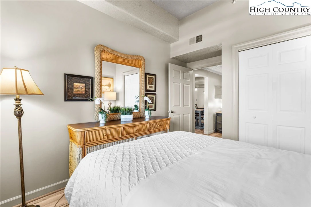 Image number 3 for the current listing