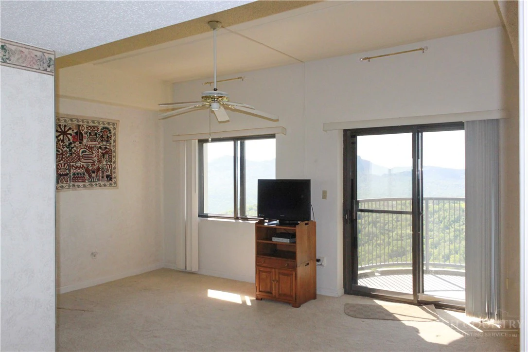 Image number 3 for the current listing