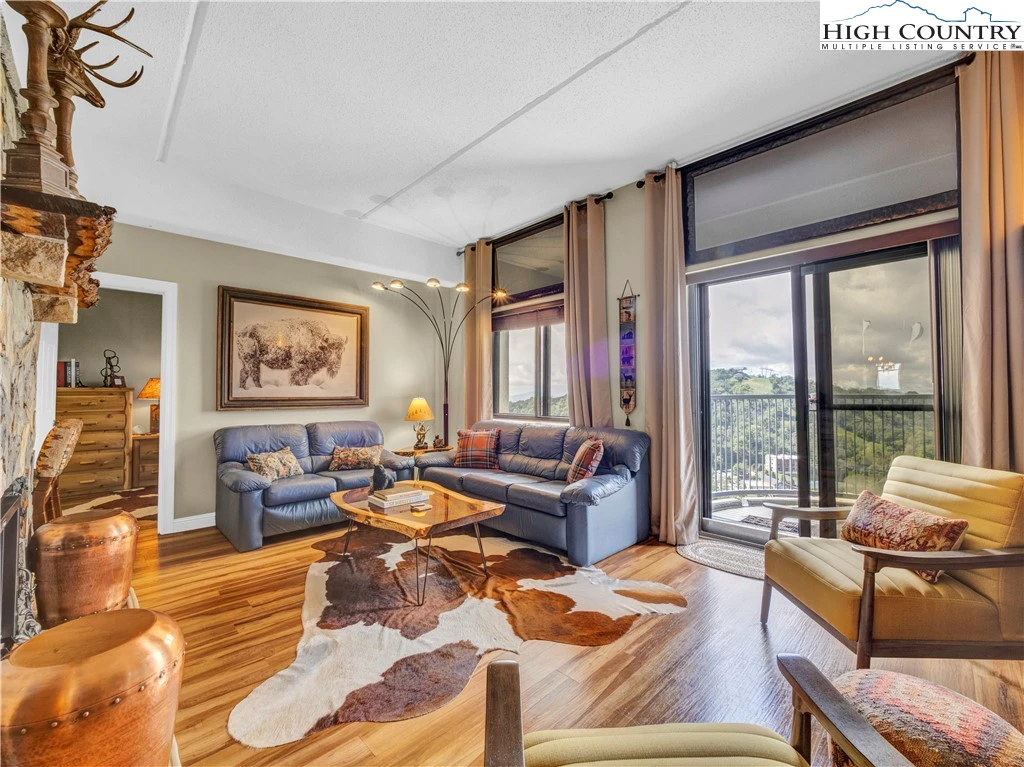 Image number 1 for the current listing