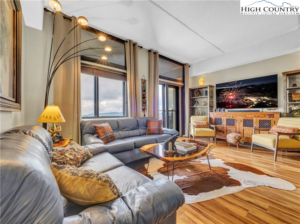 Image number 4 for the current listing