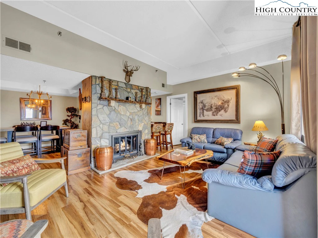 Image number 3 for the current listing