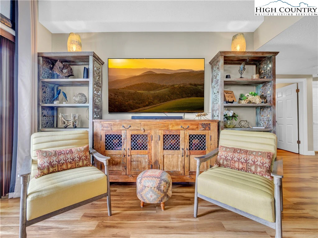 Image number 5 for the current listing