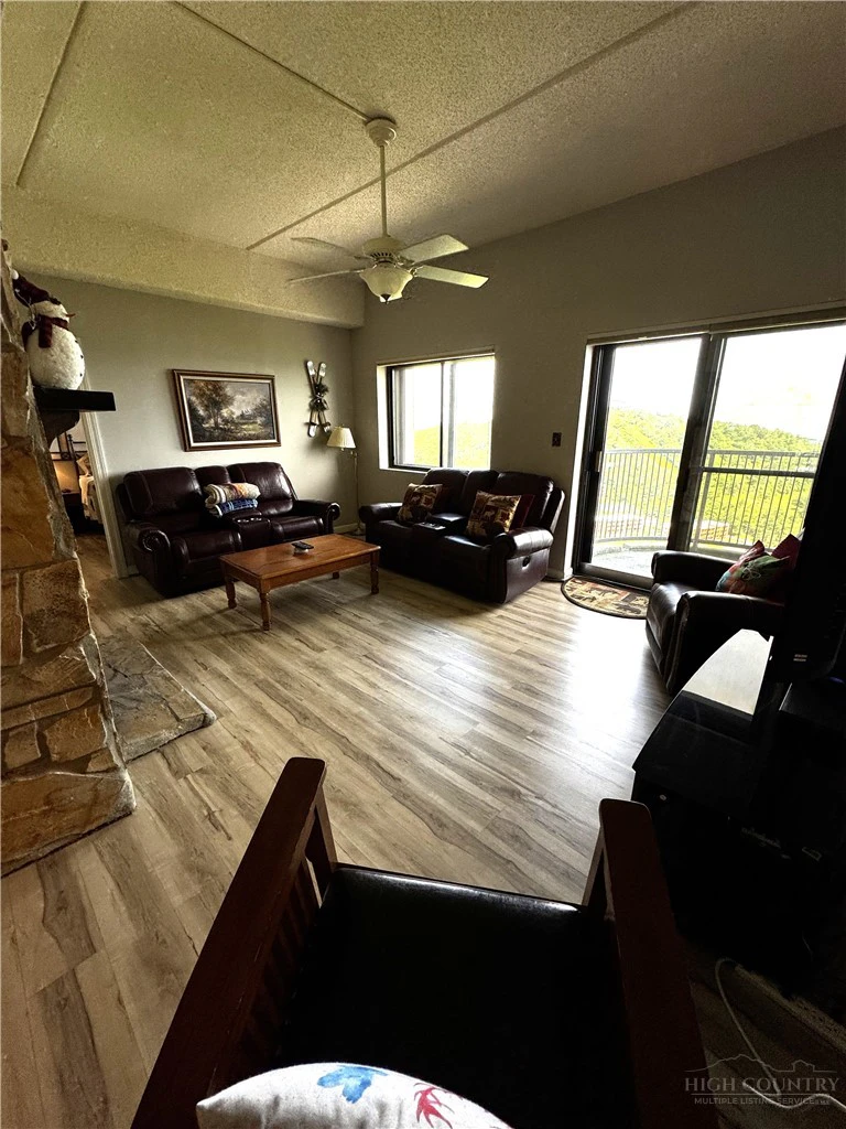 Image number 1 for the current listing