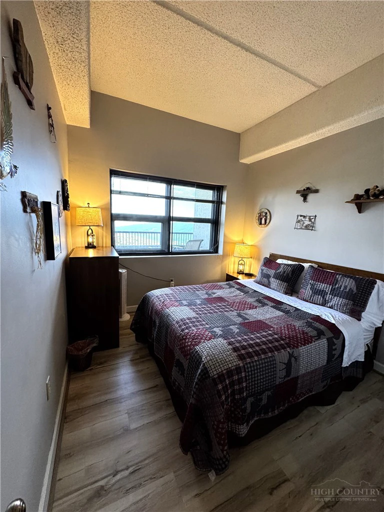Image number 11 for the current listing