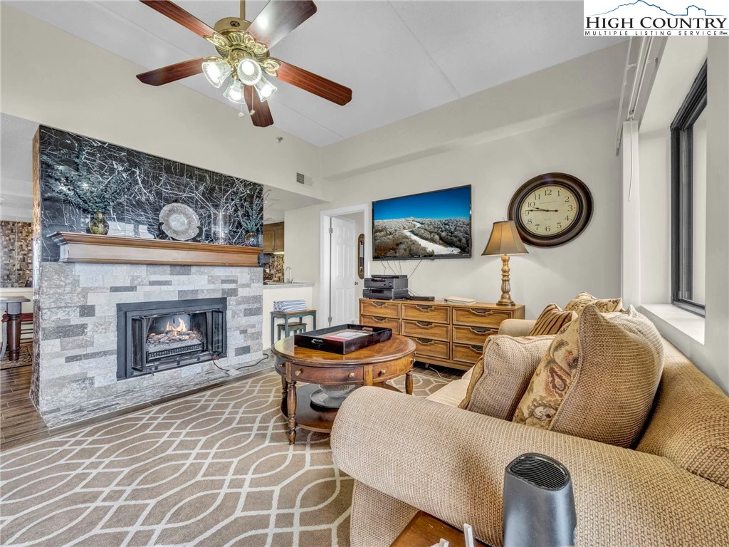 Image number 3 for the current listing