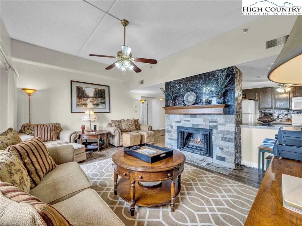 Image number 4 for the current listing
