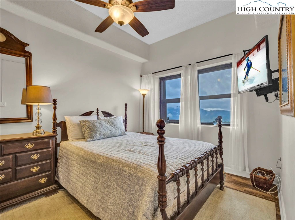 Image number 14 for the current listing