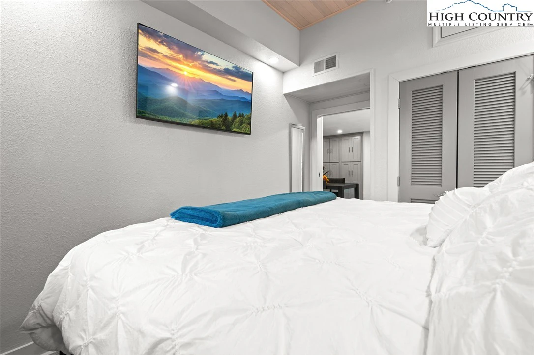 Image number 9 for the current listing