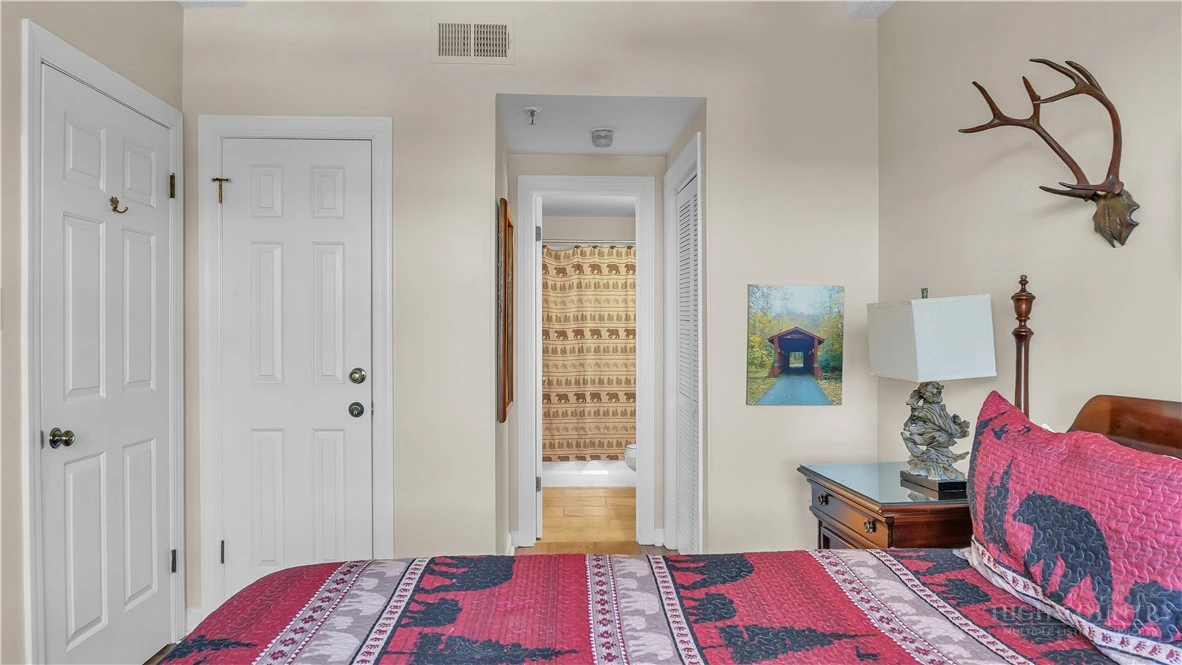 Image number 14 for the current listing