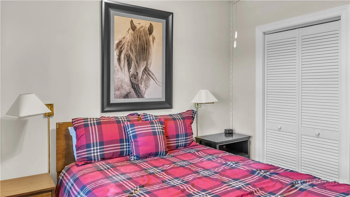 Image number 17 for the current listing