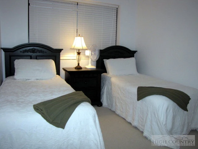 Image number 5 for the current listing