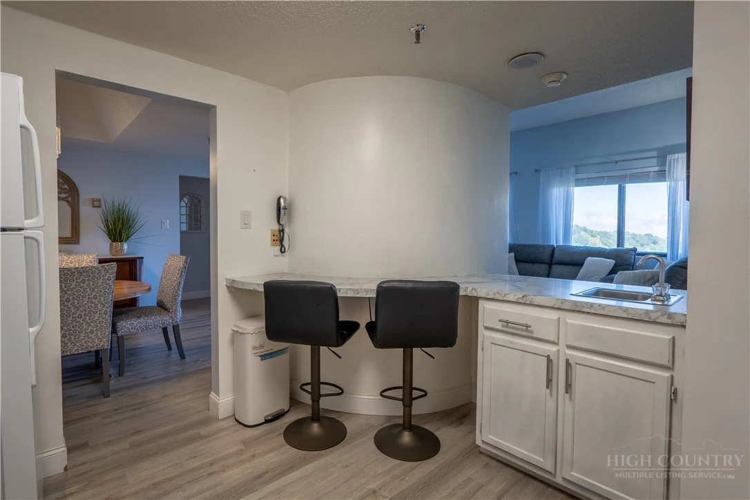 Image number 9 for the current listing