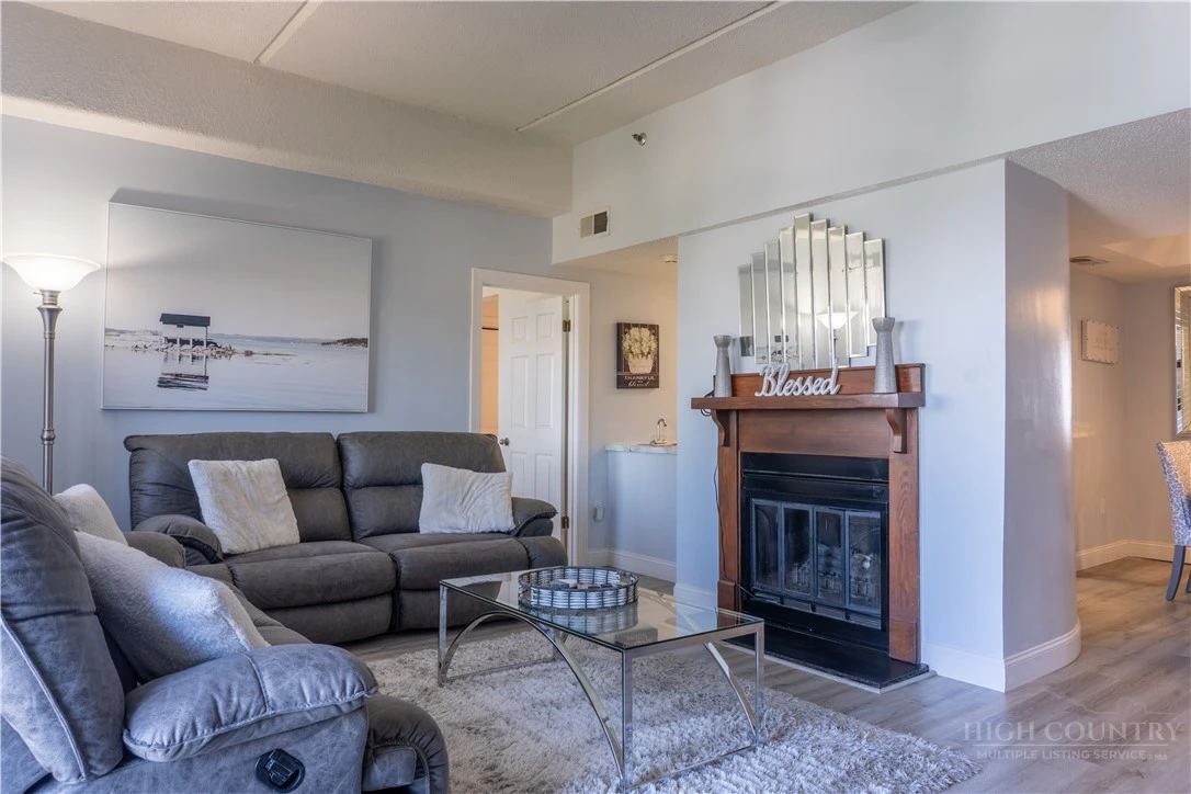 Image number 15 for the current listing