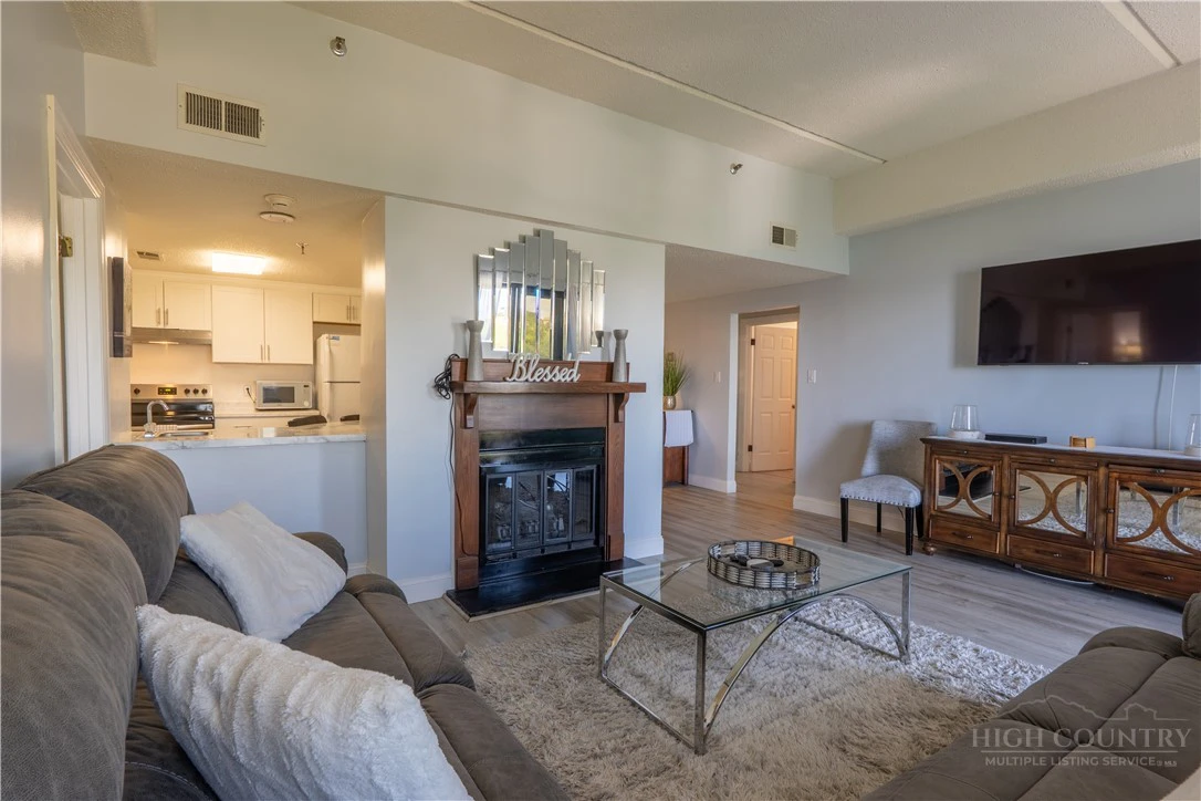 Image number 16 for the current listing