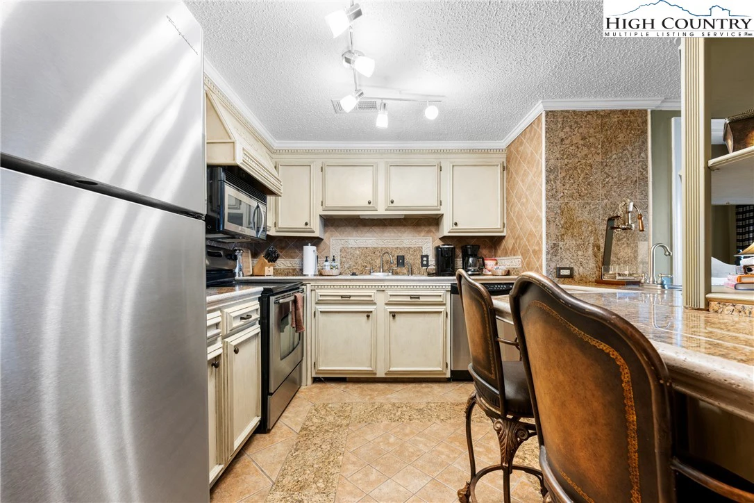 Image number 14 for the current listing