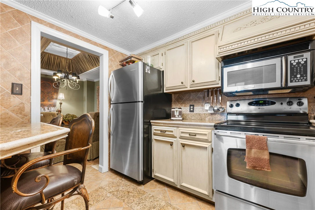 Image number 2 for the current listing