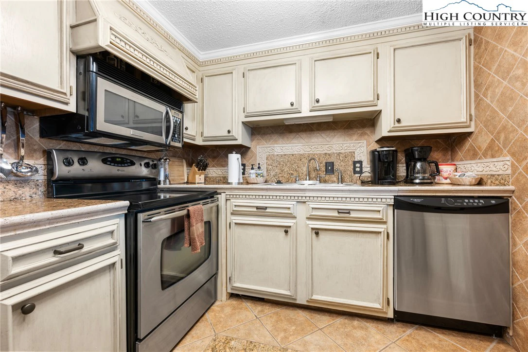 Image number 13 for the current listing