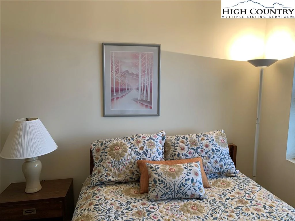 Image number 7 for the current listing