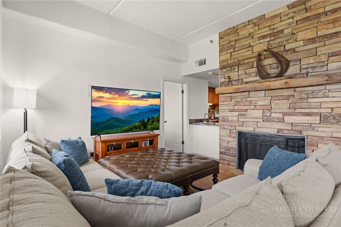Image number 1 for the current listing