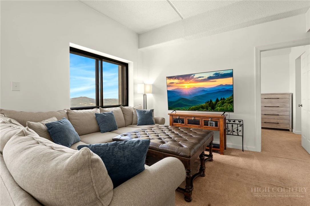 Image number 3 for the current listing
