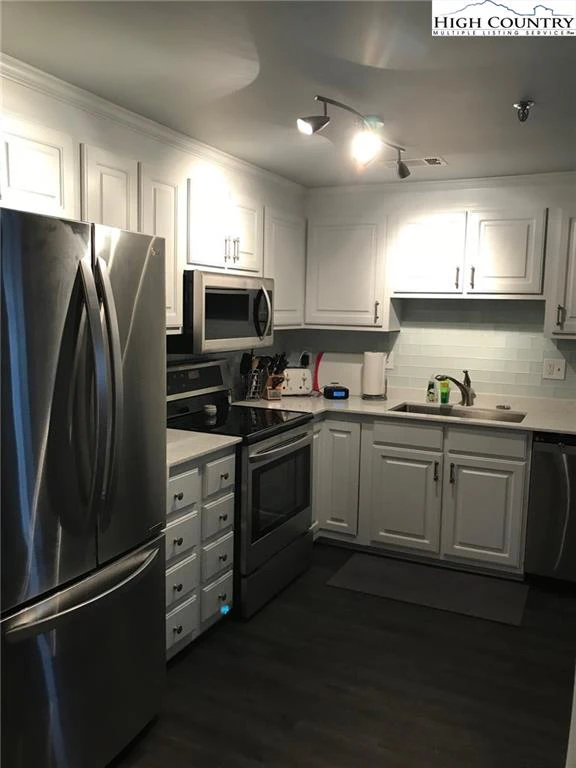 Image number 1 for the current listing