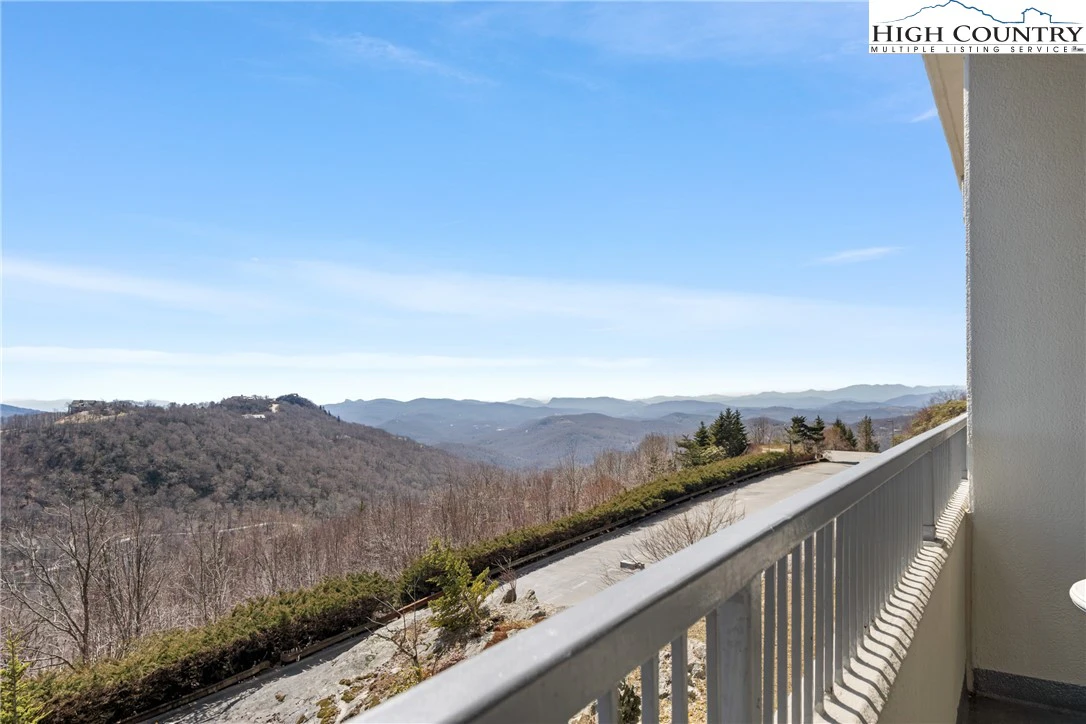 Image number 17 for the current listing