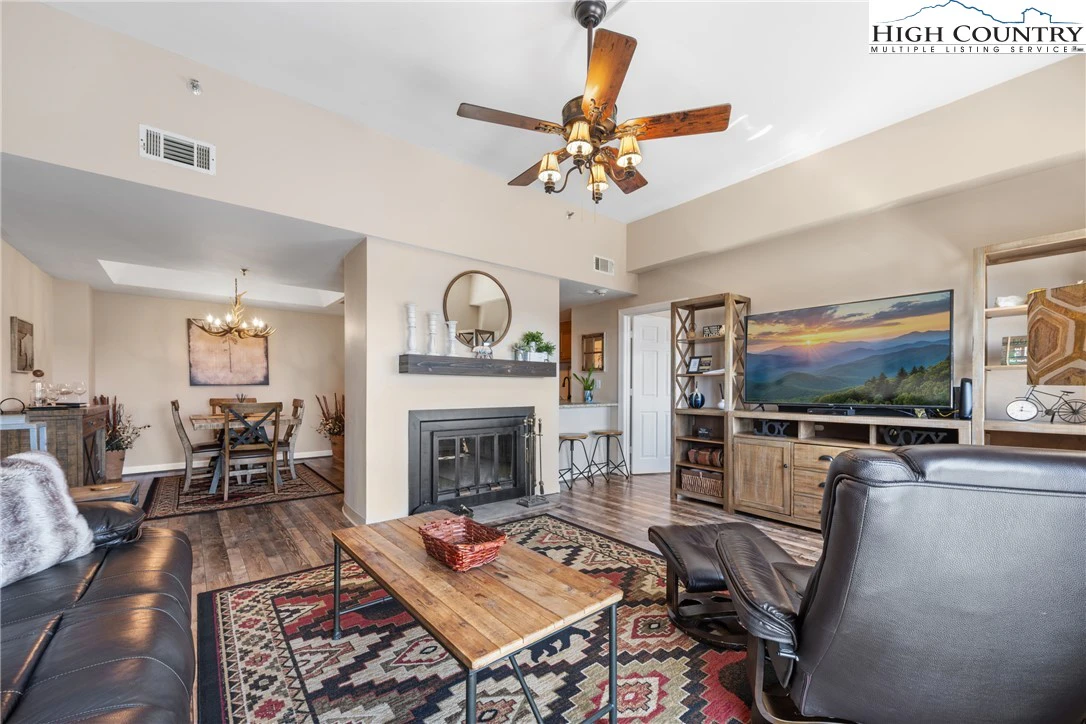 Image number 1 for the current listing