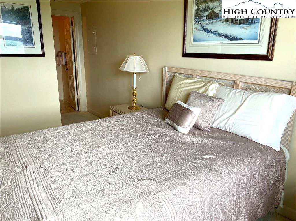 Image number 11 for the current listing