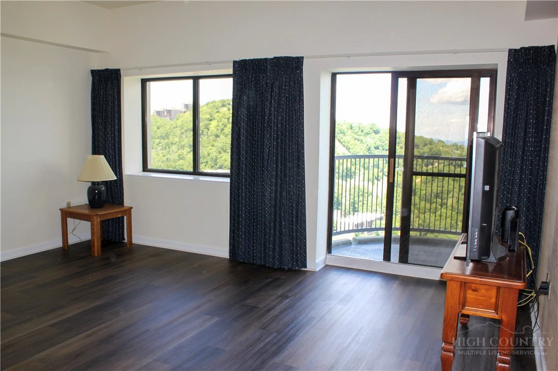 Image number 4 for the current listing