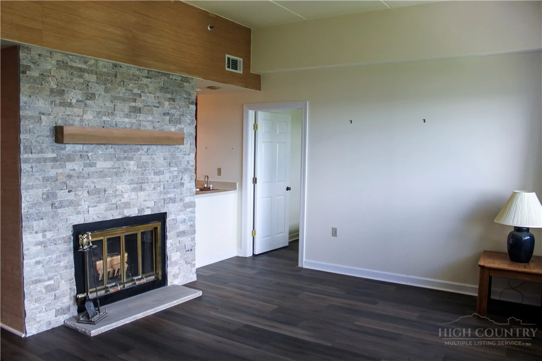 Image number 3 for the current listing