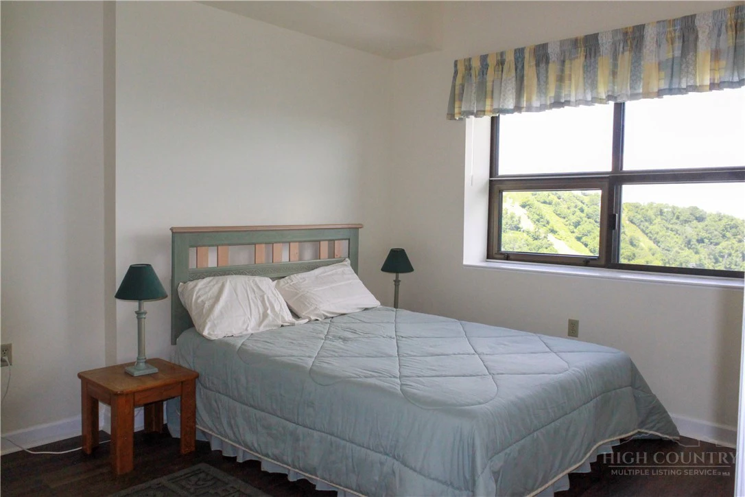 Image number 9 for the current listing