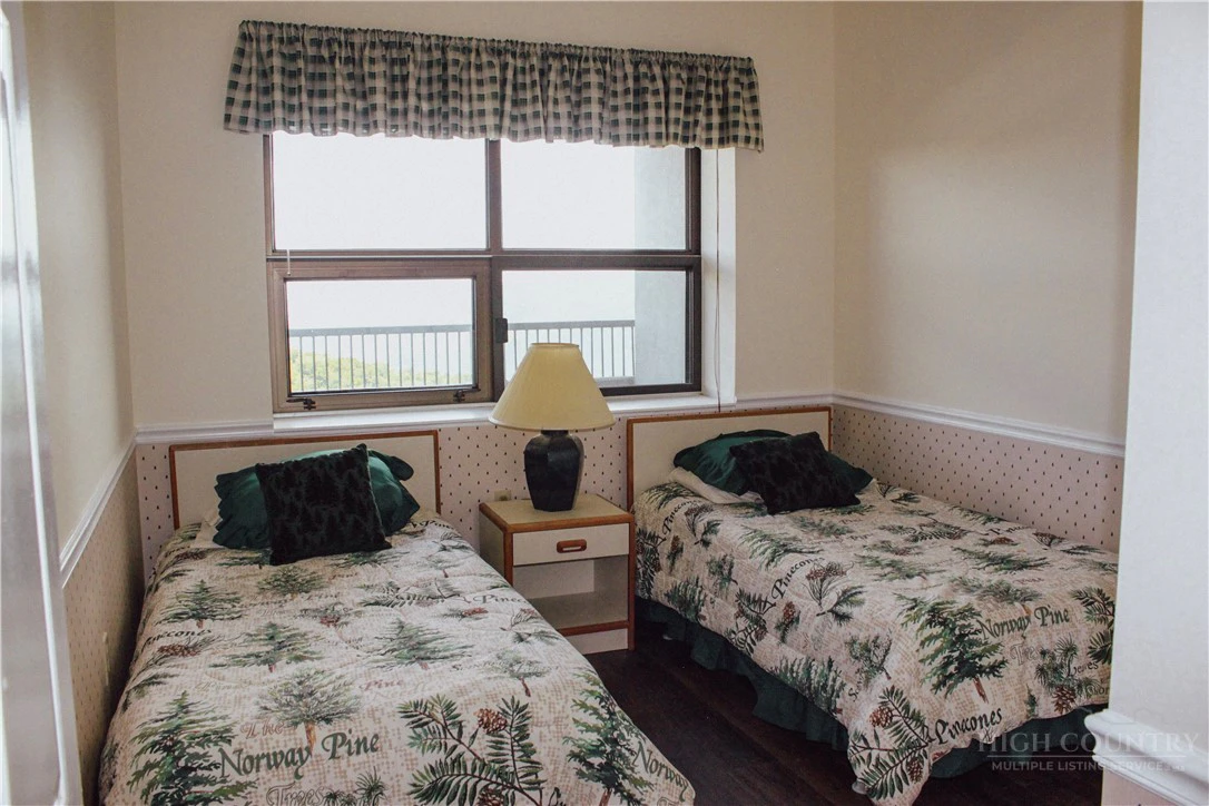 Image number 13 for the current listing