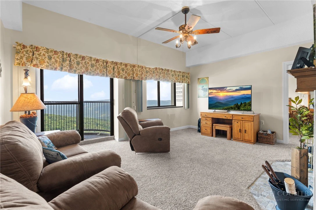 Image number 3 for the current listing