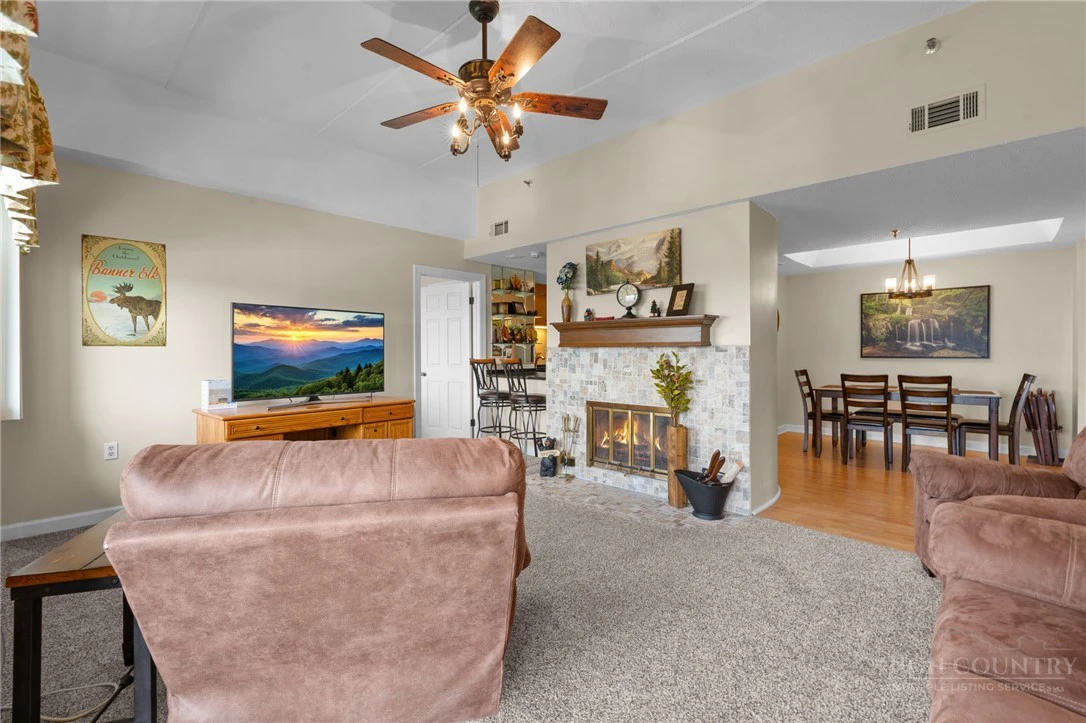 Image number 4 for the current listing