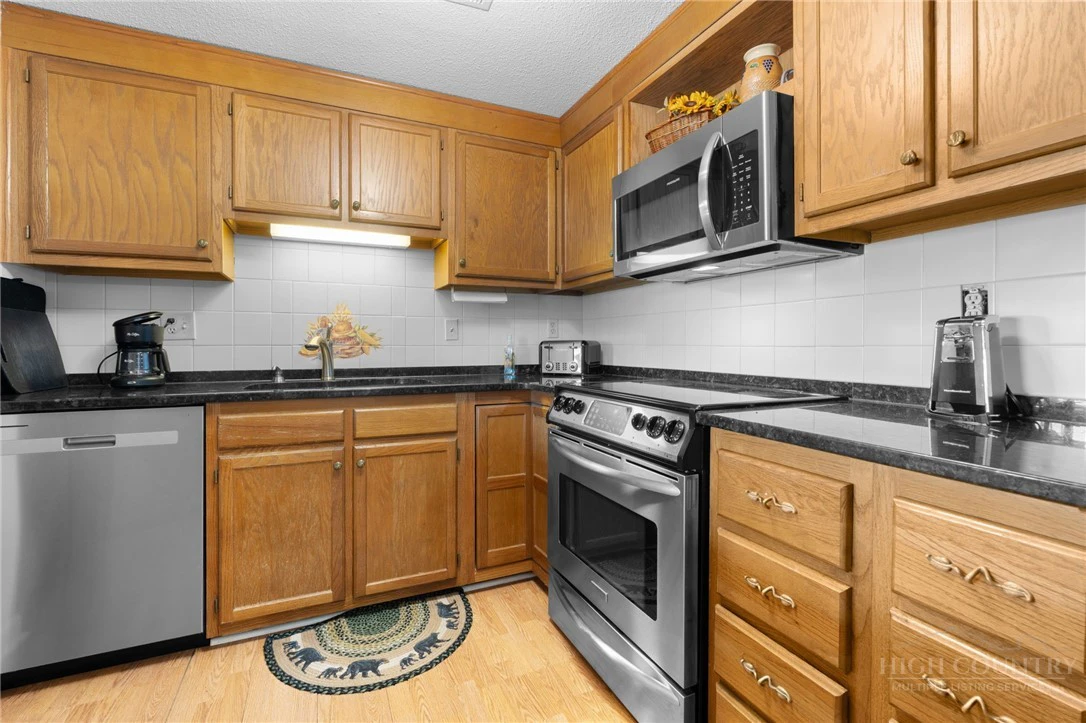 Image number 11 for the current listing