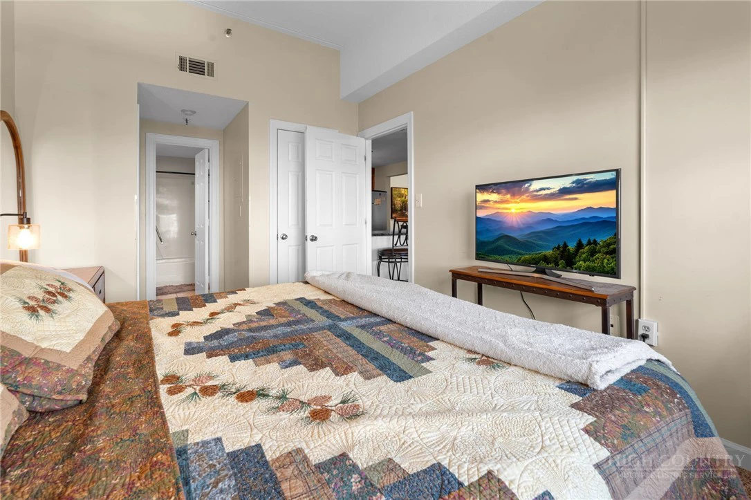 Image number 15 for the current listing
