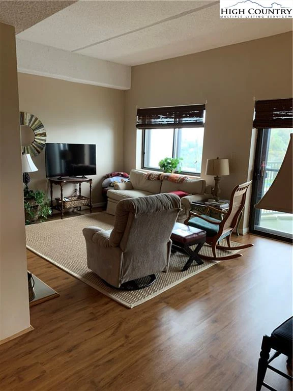 Image number 1 for the current listing